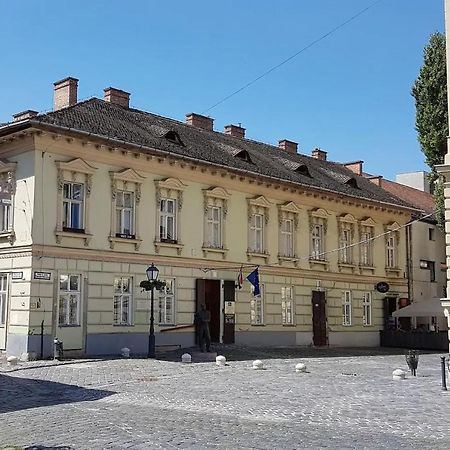 Stylish Historic Flat For 4 In Heart Of Oldbuda Budapeşte Dış mekan fotoğraf